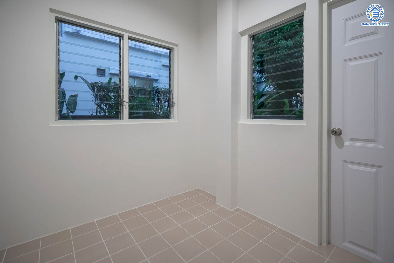 บ้านมือสองตกแต่งใหม่ โครงการ คาซ่าแกรนด์ รัตนาธิเบศร์-ราชพฤกษ์ บ้านเดี่ยวจากแบรนด์ Q.House เนื้อที่ 70 ตร.ว. ฟังก์ชัน 3 ห้องนอน 4 ห้องน้ำ 1 ห้องแม่บ้าน จอดรถได้ถึง 2 คัน พร้อม Facilities ครบครัน บนทำเลเดินทางสะดวก ติดถนนราชพฤกษ์ ใกล้เซ็นทรัลเวสต์เกต และรถไฟฟ้าสายสีม่วง "สถานีบางรักใหญ่"